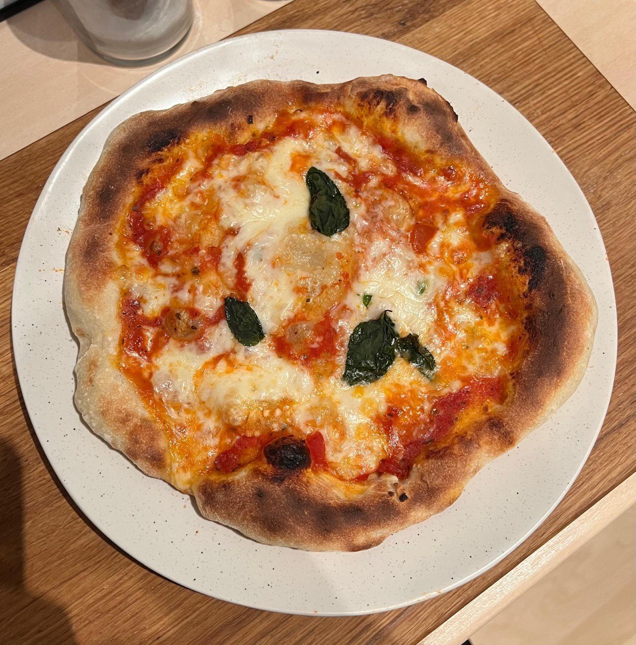 Neapolitanische Pizza Margherita mit Mozzarella und Basilikum